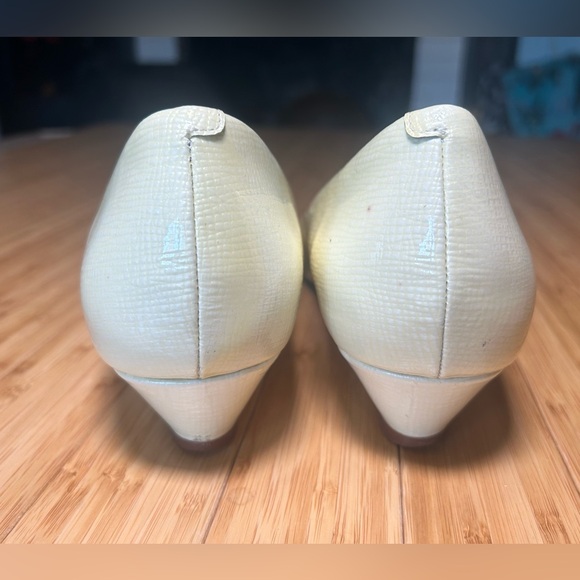 Cole Haan Kitten Heel Criss Cross Ivory Textured Patent leather size 9.5 - Picture 5 of 15